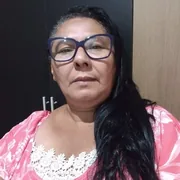 Coordenadora usando óculos
