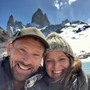 Casal sorrindo na montanha